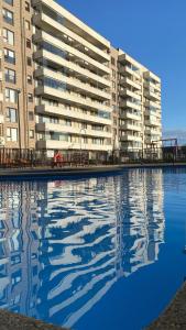 a large apartment building with a large pool of water at Bienvenidos a Valdivia in Valdivia