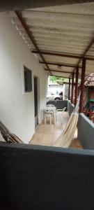 una hamaca en el porche de una casa en Casinha Pescador en São Sebastião