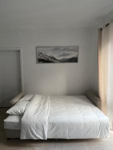 En eller flere senge i et værelse på Appartement lumineux dans un quartier animé