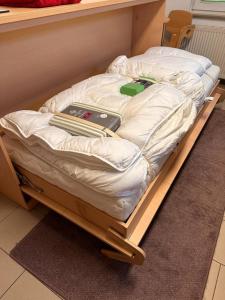 Un pat sau paturi într-o cameră la POLAT Apartments 9