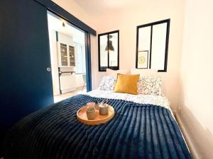 een slaapkamer met een bed met een tafel erop bij Magnifique Appartement Hypercentre - Le Charly in Pau