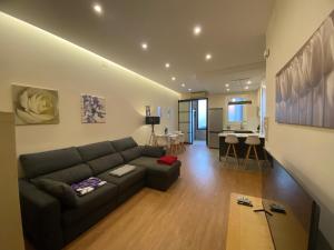 ein Wohnzimmer mit einem Sofa und einem Tisch in der Unterkunft Spatious luxe apartment Paseo de Gracia Diagonal in Barcelona