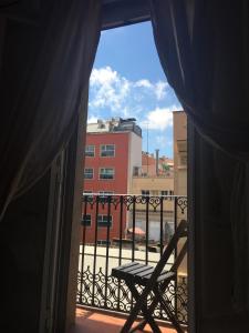 einen Balkon mit Blick auf einen Stuhl in der Unterkunft Spatious luxe apartment Paseo de Gracia Diagonal in Barcelona