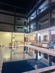 una piscina vacía en un edificio con mesas y bancos en Vang Vieng Global Hostel en Vang Vieng