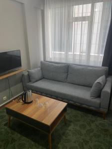 a living room with a couch and a coffee table at Samsun Otel Vidinli in Samsun