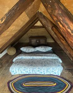 een slaapkamer met een bed op zolder bij Casa Viola 