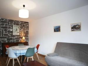 a living room with a table and a couch at Appartement Les Orres, 2 pièces, 6 personnes - FR-1-322-568 in Les Orres