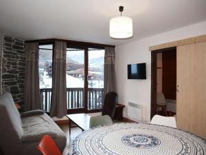 een woonkamer met een bank, een tafel en een balkon bij Appartement Les Orres, 2 pièces, 6 personnes - FR-1-322-568 in Les Orres