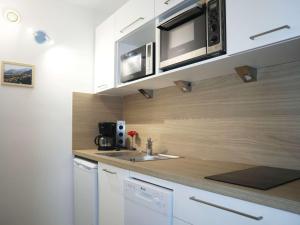 una cucina con lavandino e forno a microonde di Appartement Les Orres, 2 pièces, 6 personnes - FR-1-322-568 a Les Orres