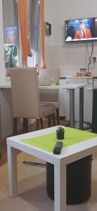 A television and/or entertainment centre at Apartman studio DUE Apatin