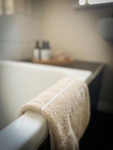 una toalla está sentada en un mostrador en un baño en The Tree House, 