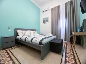 een slaapkamer met een bed met een blauwe muur bij A casa di Ala in Rome