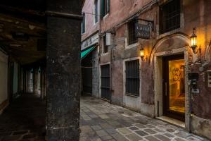 een leeg steegje in een oude stad 's nachts bij Ca' Del Nobile in Venetië
