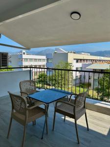 - Balcón con mesa azul y 2 sillas en Turgutsluxury 3, en Fethiye
