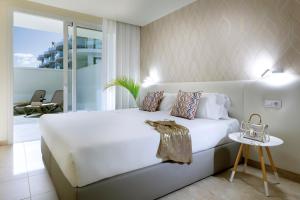 Ein Bett oder Betten in einem Zimmer der Unterkunft Marinell Collection Palm-Mar