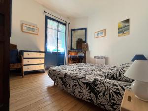 um quarto com uma cama, uma cómoda e uma janela em Villa Señorita dans le quartier historique de Mers-les-Bains, 100m de la plage em Mers-les-Bains