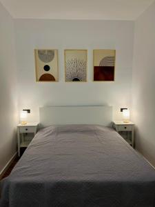 - une chambre avec un lit et 2 tables avec des lampes dans l'établissement Cozy apartment Pier Kobakhidze, à Tbilissi