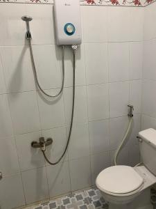 um chuveiro na casa de banho com WC em Nhà nghỉ Ngọc Duy Bến Tre em Ben Tre