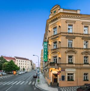 un edificio con un cartello sul lato di Three Crowns Hotel a Praga