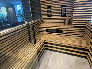 sauna con pavimento in legno in una stanza di NEW LUXURY VILLA : 7 BEDROOMS : POOL : GYM : SPA a Marbella