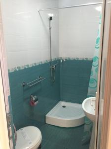 une salle de bain avec une douche, des toilettes et un lavabo dans l'établissement La Pasarela, à Mamaia