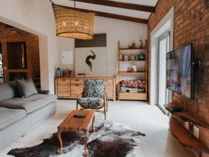 ein Wohnzimmer mit einem Sofa und einem Tisch in der Unterkunft Star Dam Lodges in Dargle