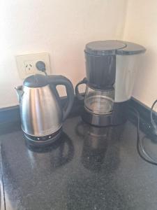 a coffee pot and a blender on a counter at DUPLEX in Gualeguay