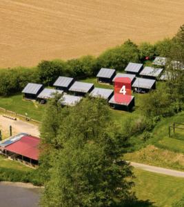 una vista aérea de un grupo de edificios con techos en Chatky Kempík en Olbramkostel