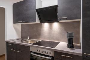 A cozinha ou cozinha compacta de MESSE und UNI-Nähe: Moderne Wohnung mit Parkplatz und Küche