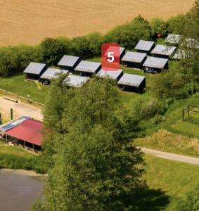 una vista aérea de un grupo de edificios con paneles solares en Chatky Kempík, en Olbramkostel