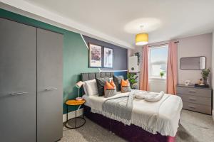 um quarto com uma cama e uma televisão na parede em Beautiful Duplex with Private Rooftop - Sleeps 6 em Bristol