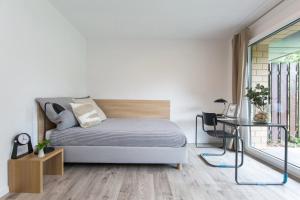 una camera con letto e scrivania di Home & Coliving Bremen a Brema
