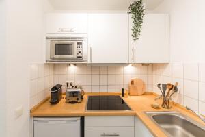 una cucina con lavandino e forno a microonde di Home & Coliving Bremen a Brema