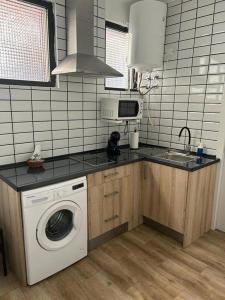 une cuisine avec un lave-linge sur un comptoir dans l'établissement Apartamentos Rocablanca, à Benidorm
