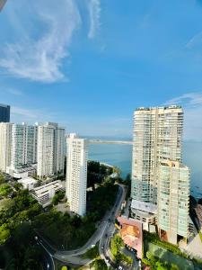 une vue aérienne sur une ville avec de grands bâtiments dans l'établissement Mansion One Seaview 4-7pax by PerfectSweetHome, à George Town