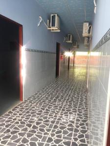 uma casa de banho com piso em azulejo num quarto em Nhà nghỉ Ngọc Duy Bến Tre em Ben Tre