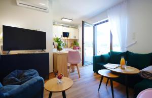 Μια τηλεόραση ή/και κέντρο ψυχαγωγίας στο Apartments Sunshine - 650 metrów od plaży