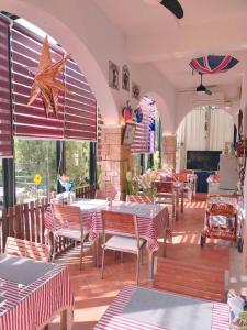 ein Restaurant mit Tischen und Stühlen und einem großen Fenster in der Unterkunft White Palace B&B in Jian