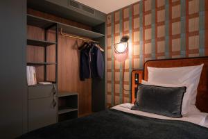 Postel nebo postele na pokoji v ubytování The Home Hotel Zürich - a member of DESIGN HOTELS