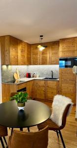 - une cuisine avec une table, une table et des chaises dans l'établissement Cozy bilocale apartment, à Breuil-Cervinia