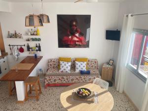 een woonkamer met een bank en een tafel bij Sweet la restinga in La Restinga