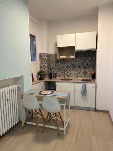A kitchen or kitchenette at Monolocale Armonia Cielo-Sabbia