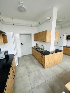 拉多姆的住宿－StarBal，厨房配有木制橱柜和黑色台面