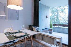 - une salle à manger avec une table et des verres dans l'établissement MESSE und UNI-Nähe: Moderne Wohnung mit Parkplatz und Küche, à Augsbourg