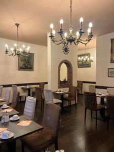 فيير ياهريستسايتن في هايدلبرغ: غرفة طعام بها طاولات وكراسي وثريا