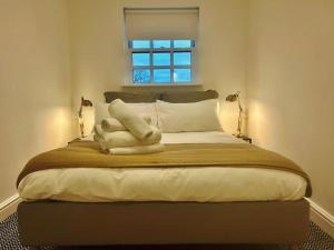 1 dormitorio con 1 cama grande y ventana en Epic Location, Views & Large Private Terrace en Windsor
