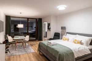- une chambre avec un lit et une salle à manger dans l'établissement MESSE und UNI-Nähe: Moderne Wohnung mit Parkplatz und Küche, à Augsbourg