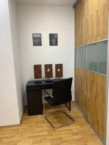 a black desk with a chair in a room at Apartmán v centre mesta Zvolen in Zvolen