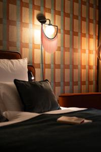 Postel nebo postele na pokoji v ubytování The Home Hotel Zürich - a member of DESIGN HOTELS