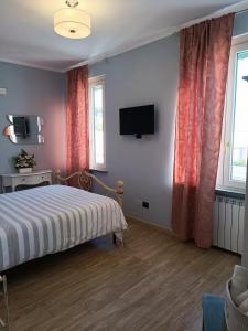 A bed or beds in a room at B&B VILLA PREZIOSA LAGO MAGGIORE
